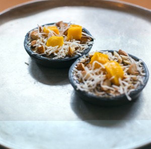 从诺拉的黑芒果黏米饭馅饼。
