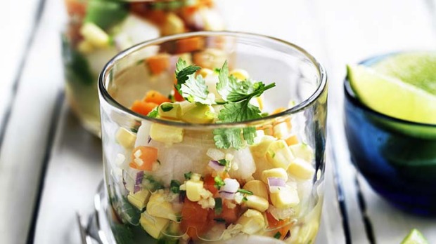 扇贝ceviche用姜,辣椒和玉米。