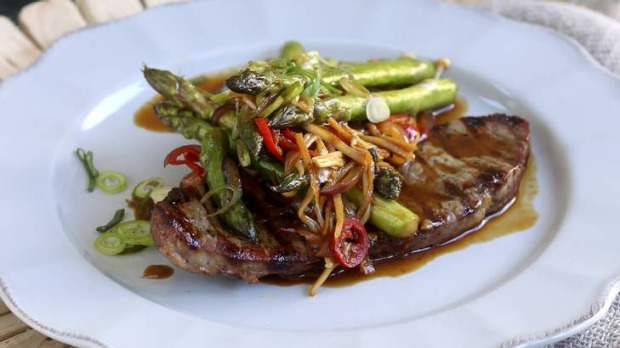 芦笋炒菜配牛肉。