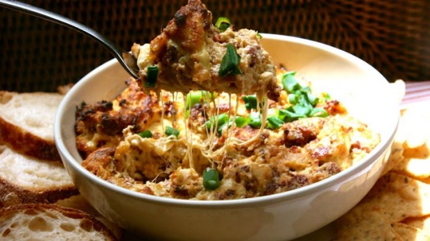 温暖的俗气的chorizo dip