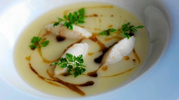 与海鲷quenelle黑橄榄和chervil的白色鱼veloute。