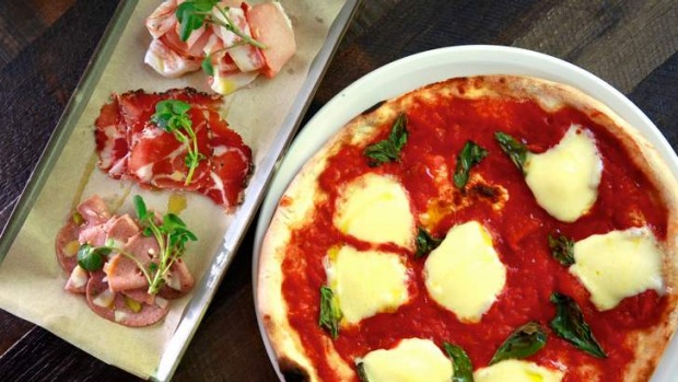 Salumi和Pizza加入了一顿令人愉快的饭菜。