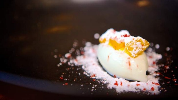 金巴利凝乳和乳清在Esquire,维多利亚餐厅的年度,由brisbanetimes.com.au好食物指南。yabo亚博主页