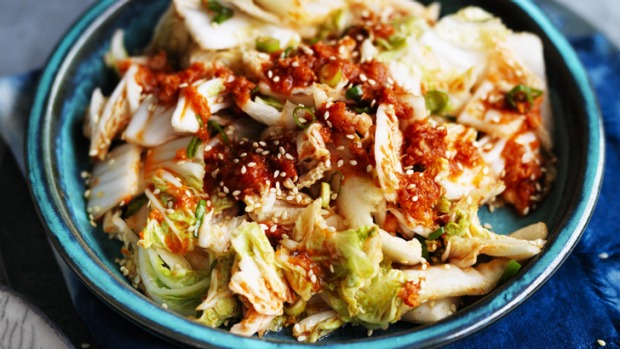 给韩国泡菜加点香料。
