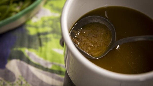 Bagna cauda,一种简单的意大利奶酪火锅,是庆祝春季蔬菜的好方法。