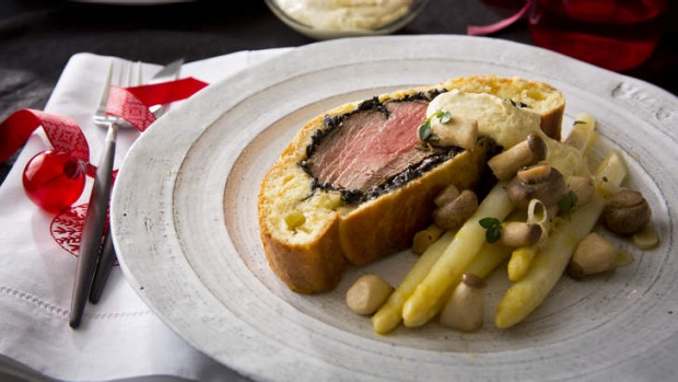 Boeuf en Croute与辣根奶油和腌蘑菇。