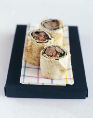 皮塔饼与诺里金枪鱼和芥末调味料包裹