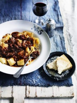 oxtail ragu与pappardelle面团。