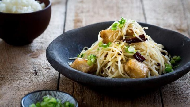 鱼'n'芯片中装:四川炒鱼和土豆秸秆。