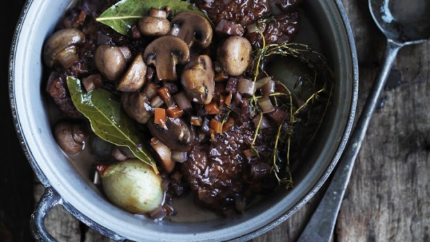 COQ AU VIN:与一些奶油土豆泥配送。