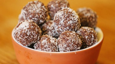 这些美味的Choc-almond球是利用牛奶制作留下的杏仁餐的好方法。