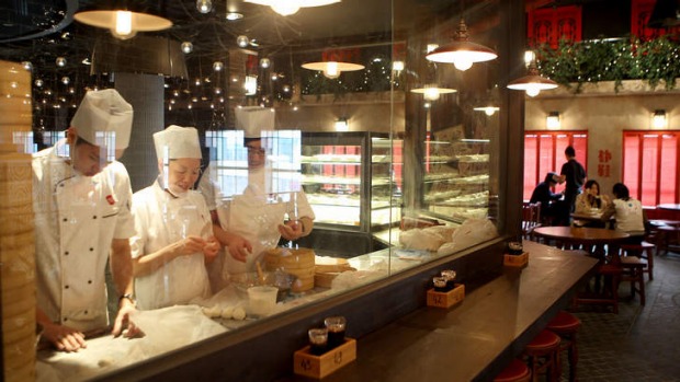 展示:饺子师傅在工作。