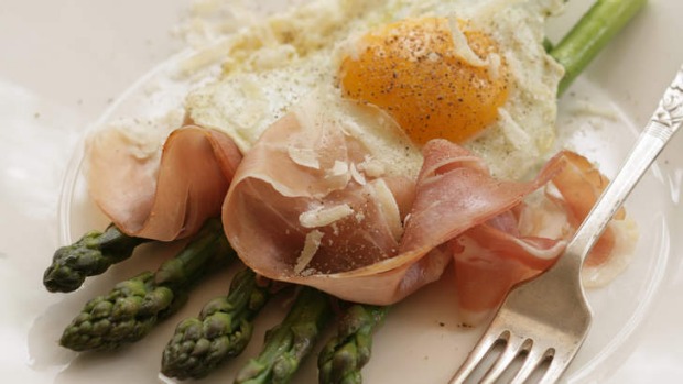 早午餐时间:芦笋与prosciutto,鸡蛋和帕尔玛干酪。