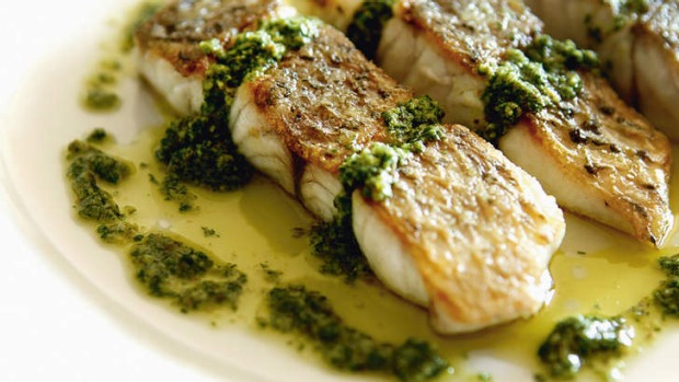 泛炒的Barramundi与Salsa Verde