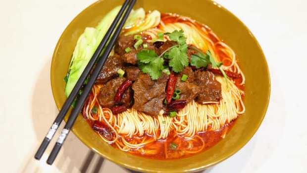 辣炖牛肉面条汤。