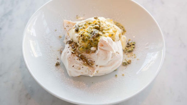 开心果帕夫洛娃(Passachio Pavlova)配有百香果和酸奶霜。