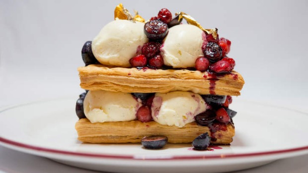 一个耸立的millefeuille甜点。