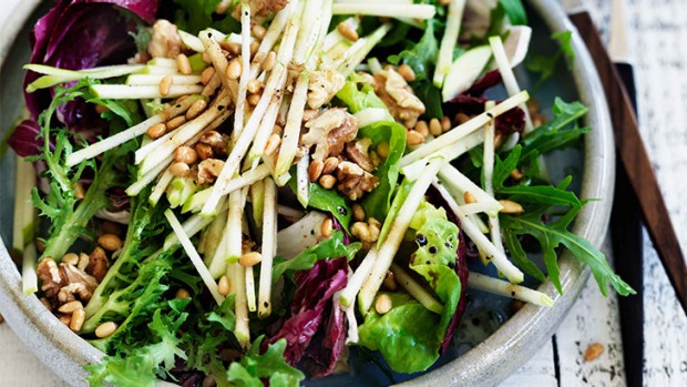 大量紧缩:Radicchio,火箭,胡桃木和苹果沙拉。