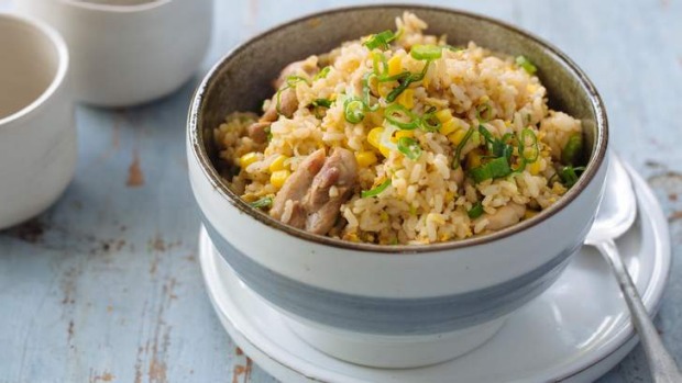 剩下的米饭?用鸡肉和玉米制成炒饭。