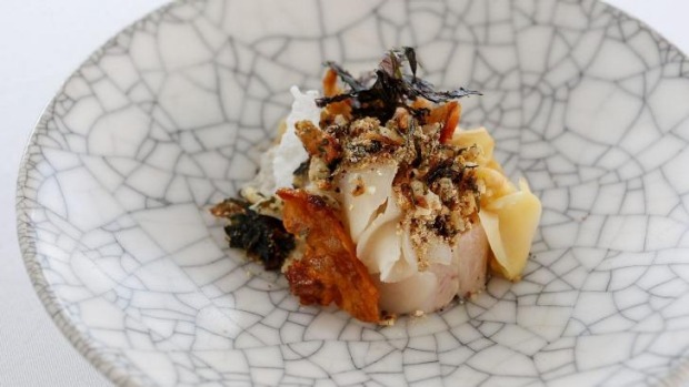 Quay的Peter Gilmore的熏制和混合猪JOWL与烤Kogi和Shiitake,Kombu,Sea Scallop和Sesame。