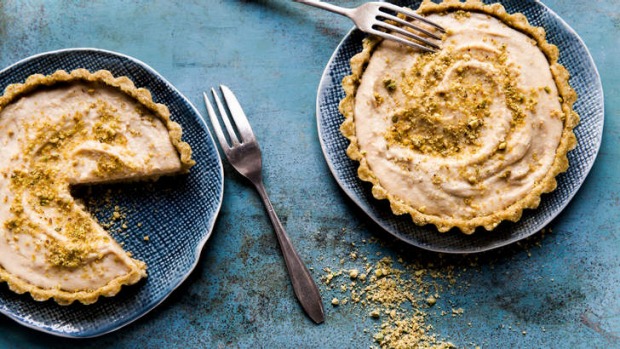离开烤箱:ROSE和PISTACHIO LOVE TARTS。