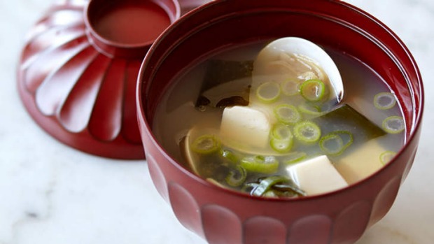 Hiromitsu Kato的熏蒸味噌汤与蛤蜊。
