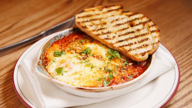 Huevos Madrilenos(烤鸡蛋与chorizo和黑色布丁)。