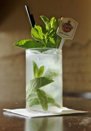 春季漂流:用一些草莓和泰国罗勒提供经典的Mojito(图为)扭曲。