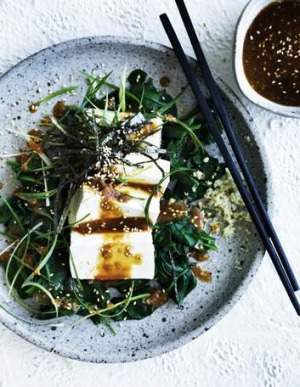 Umami:冷豆腐和菠菜沙拉。