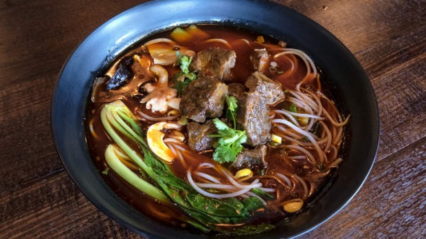 辣牛肉面条汤。