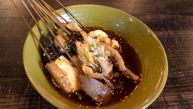 冷的鸡肉串穿着脚,giblets,心脏和肝脏。