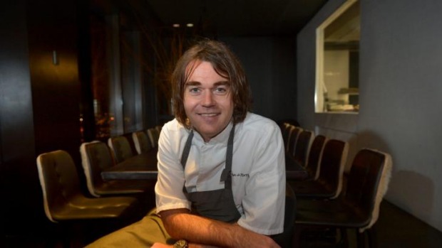 Vue de Monde Chef Shannon Bennett:在2016年在悉尼机场翻转汉堡。