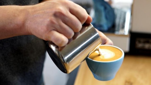 Barista Craig Simon倒了完美的拿铁。
