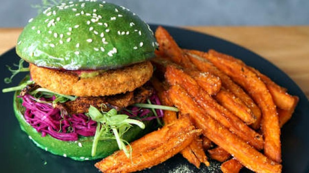 Matcha Mylkbar的Matcha Burger和Sweet Potato Chips照片由Sofia Levin照片