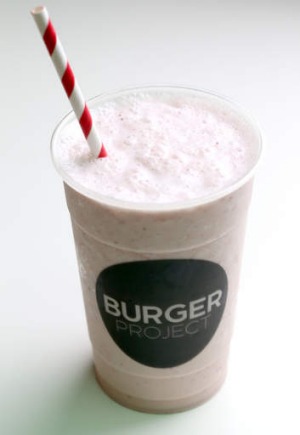 Straw-clogging草莓thickshake。