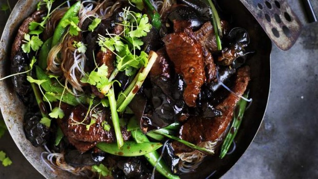 中周晚餐:羊肉,蘑菇和hoisin面条搅拌油炸。