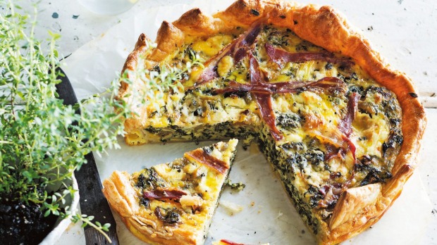 美好的饮食:羽衣甘蓝和Prosciutto tart。