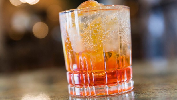 龙舌兰嘲鸟:在Aperol喷雾器上旋转。