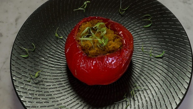 鸡肉饭配烤辣椒。