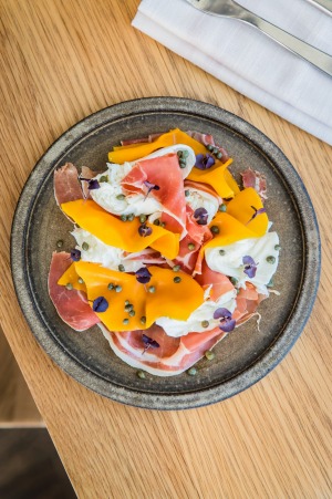 Buffalo Mozzarella,发酵的南瓜和Serrano Ham,来自Auto.lab菜单。