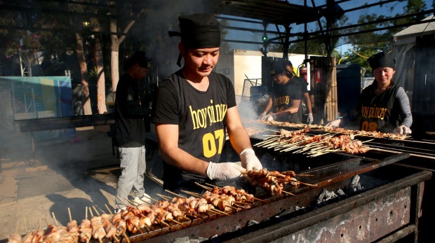 Hoy Pinoy是良好的食物月夜面条市场的摊位之一。yabo亚博主页
