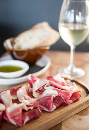 Iberico Jamon由Tapavino出生。
