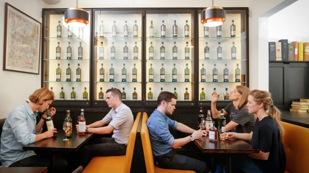 Tiny Melbourne Whiskey Room挤满了1000多个老式,可收集和独立的威士忌。