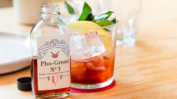 墨尔本越南晚餐叔叔服务Pho-Groni鸡尾酒。