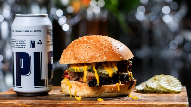 烧城市吸烟者的Brisket Burger和一个样本的罐装将是一个午餐。