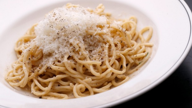 意大利面cacio e pepe。