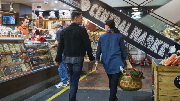 在阿德莱德中央市场(Adelaide Central Market)向80多名交易员购物。