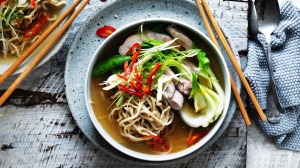 中国鸡肉面条汤与辣椒踢。