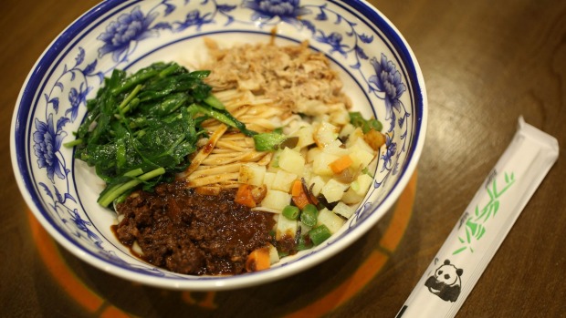 干的biang biang面条,加上猪肉末和中国醋。