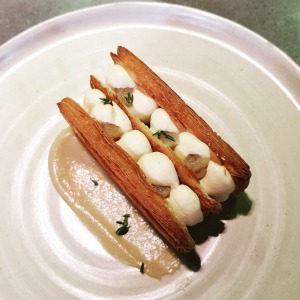 烤梨,焦糖和百里香millefeuille。